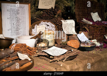 In stile vittoriano speziale, contatore con spezie, erbe, il pestello e mortaio still life (Old Operating Theatre Museum e Herb Garret, London, Regno Unito Foto Stock