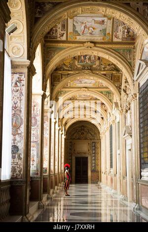 Guardia Svizzera Pontificia si erge nel grand corridoio che conduce al palazzo apostolico anche noto come la seconda Loggia del Palazzo Apostolico 24 maggio 2017 nella Città del Vaticano. Foto Stock