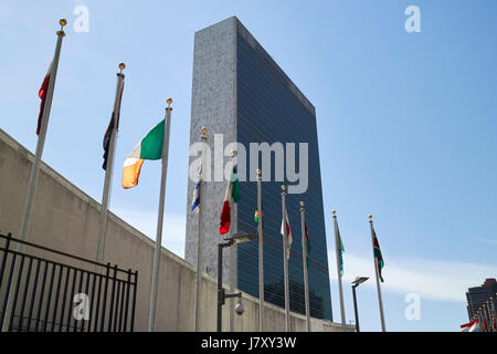 Bandiere nazionali tra cui l'Irlanda presso il palazzo delle Nazioni Unite a New York City USA Foto Stock
