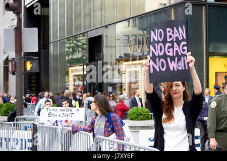 Femmina anti trump contestatori fuori trump tower Manhattan New York City USA Foto Stock