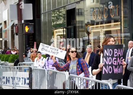 Femmina anti trump contestatori fuori trump tower Manhattan New York City USA Foto Stock