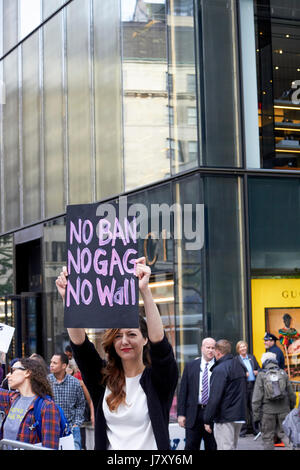 Femmina anti trump contestatori fuori trump tower Manhattan New York City USA Foto Stock