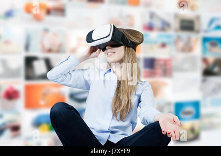 Donna indossa occhiali per realtà virtuale con lo smartphone all'interno. occhiali vr virtual reality vetro luce astratta futuristico concetto Foto Stock