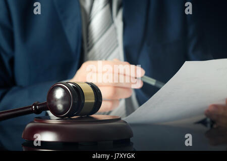 Martello di legno, avvocato di lavoro in background. avvocato legge di giustizia Giudice martello courtroom legale concetto tavolo Foto Stock