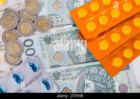 Pillole e zloty polacco fatture. pillole medicinali health costo denaro Polish zloty pln concept Foto Stock