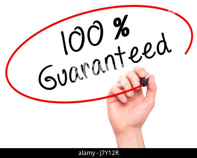 Man mano che scrive il 100% garantito con marcatore sul panno trasparente stampato. Isolato su bianco. Business, internet, concetto tecnologico. Stock Photo Foto Stock