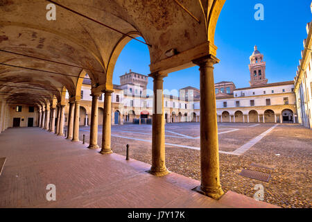 Piazza Castello a Mantova vista di architettura, capitale europea della cultura e del patrimonio mondiale UNESCO, Lombardia, Italia Foto Stock