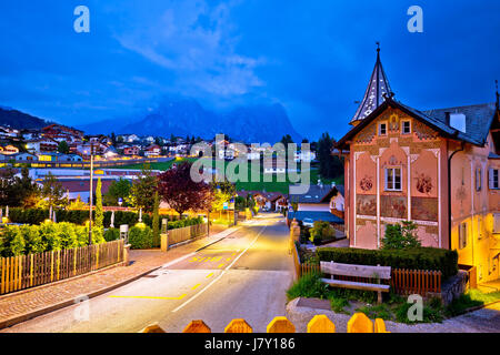 Idilliaca città alpina di Castelrotto vista serale, regione Trentino Alto Adige Italia Foto Stock