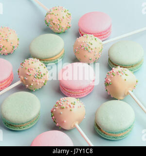 Primo piano di amaretti colorati con torta pop Foto Stock