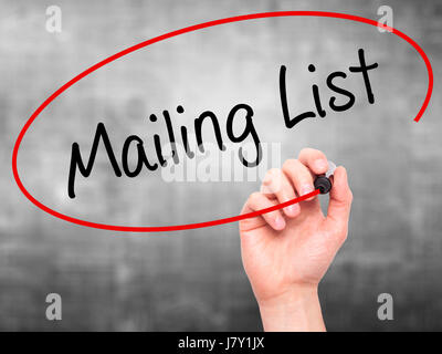 Man mano che scrive Mailing List con marcatore sul panno trasparente stampato. Isolato su grigio. Business, internet, concetto tecnologico. Stock Photo Foto Stock