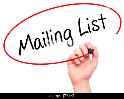 Man mano che scrive Mailing List con marcatore sul panno trasparente stampato. Isolato su bianco. Business, internet, concetto tecnologico. Stock Photo Foto Stock