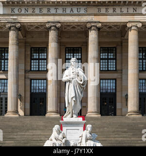 Berlino, Germania - 23 maggio 2017: scultura del poeta tedesco Friedrich Schiller di fronte alla sala concerti Konzerthaus () di Berlino a Gendarmenmarkt Foto Stock