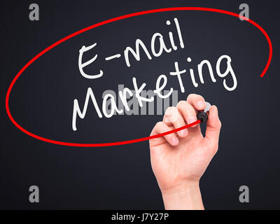 Man mano che scrive il marketing per posta elettronica con marcatore sul panno trasparente bordo isolati su nero. Business, internet, concetto tecnologico. Stock Photo Foto Stock