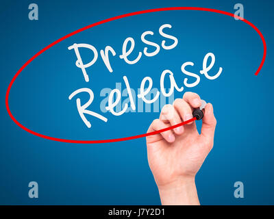 Man mano che scrive il comunicato stampa con il marcatore sulla cancellazione trasparente stampato. Isolato su blu. Business, internet, concetto tecnologico. Stock Photo Foto Stock