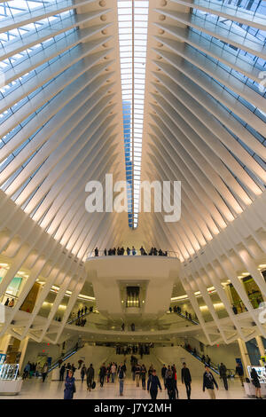 L'Occhio World Trade Center Hub di trasporto interno con persone stanind alla piattaforma di osservazione, Manhattan, New York, Stati Uniti d'America Foto Stock