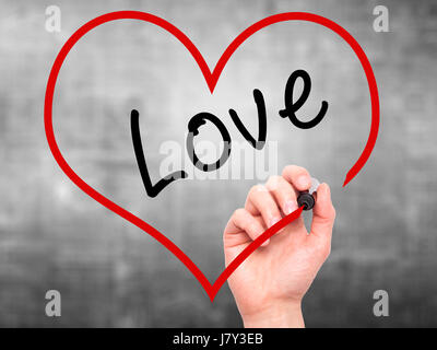 Man mano la scrittura di amore con il marcatore sulla cancellazione trasparente stampato. Isolato su grigio. Amore, la vita, il concetto. Stock Photo Foto Stock