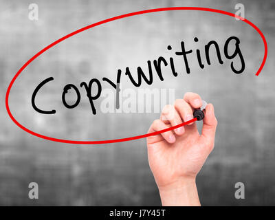 Man mano Copywriting scrittura su schermo visivo. Business,guida, internet, concetto tecnologico. Isolato su grigio. Stock Photo Foto Stock