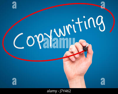 Man mano Copywriting scrittura su schermo visivo. Business,guida, internet, concetto tecnologico. Isolato su blu. Stock Photo Foto Stock