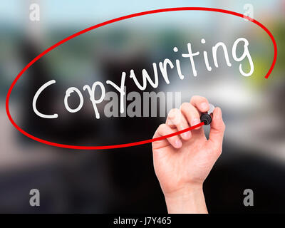 Man mano Copywriting scrittura su schermo visivo. Business,guida, internet, concetto tecnologico. Isolato su office. Stock Photo Foto Stock