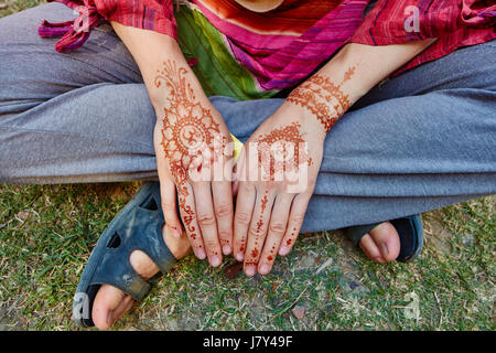 Mehndi su bracci womans Foto Stock