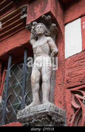 Medieval figura scolpita sulla facciata della casa in legno e muratura Ti Koz, costruita nel 1505, in Rue de Guillaume, Rennes, Bretagna Francia Foto Stock