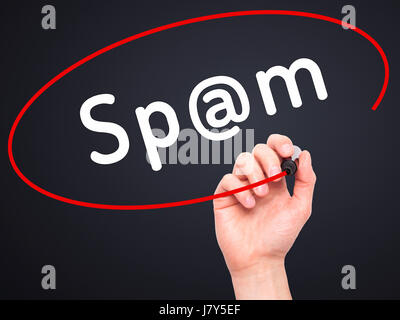 Man mano che scrive lo spam con pennarello nero su schermo visivo. Isolato su nero. Business, tecnologia internet concetto. Immagine di stock Foto Stock