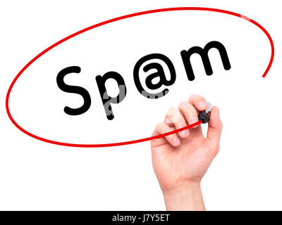 Man mano che scrive lo spam con pennarello nero su schermo visivo. Isolato su bianco. Business, tecnologia internet concetto. Immagine di stock Foto Stock