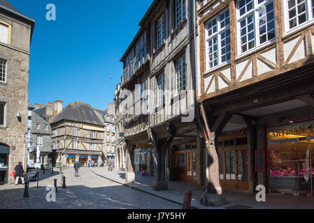 A struttura mista in legno e muratura edifici medievali in Rue de l'Apport, Dinan, Bretagna Francia Foto Stock