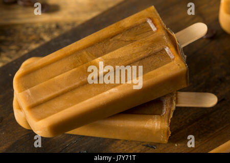 In casa rinfrescante caffè ghiacciato Popsicles su un bastone Foto Stock