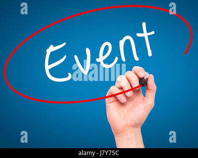 Man mano la scrittura dell'evento con il pennarello nero su schermo visivo. Isolato su blu. Business, tecnologia internet concetto. Immagine di stock Foto Stock