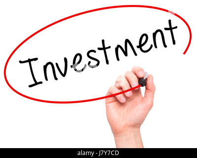 Man mano che scrive l'investimento con il pennarello nero su schermo visivo. Isolato su bianco. Business, tecnologia internet concetto. Immagine di stock Foto Stock