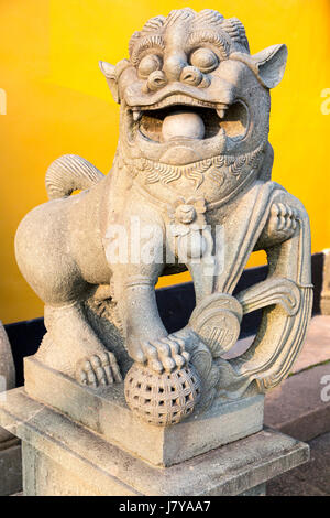 Wenzhou, Cina. Custode Lion (Shi, o Foo Dog) all'Jiangxin tempio buddista. Foto Stock