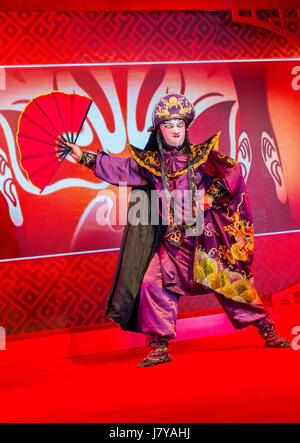 Wenzhou, Zhejiang, Cina. Opera Cinese esecutore e faccia cambiando la dimostrazione. Foto Stock