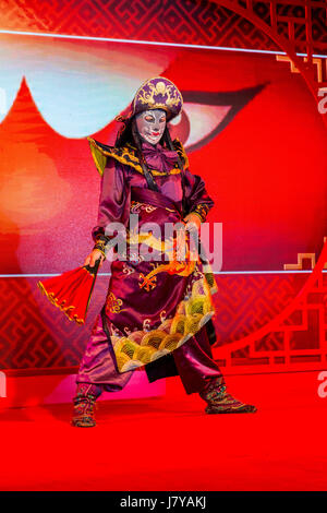 Wenzhou, Zhejiang, Cina. Opera Cinese esecutore e faccia cambiando la dimostrazione. Foto Stock