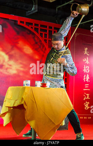 Wenzhou, Zhejiang, Cina. Attore dimostrando un tè cerimonia del versatore. Foto Stock