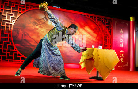 Wenzhou, Zhejiang, Cina. Attore dimostrando un tè cerimonia del versatore. Foto Stock