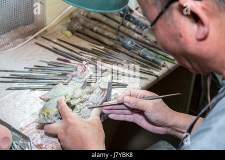 Wenzhou, Zhejiang, Cina. Artista stone carving, arti e mestieri Istituto di ricerca. Foto Stock