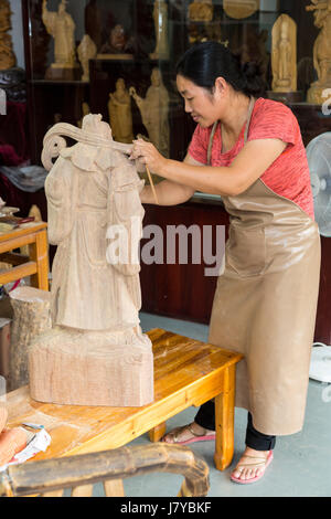 Wenzhou, Zhejiang, Cina. Intagliatore di legno di bosso Carving la figura di Leader militari Guan Yu, arti e mestieri Istituto di ricerca. Foto Stock