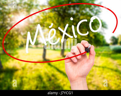 Man mano che scrive il Messico (in spagnolo) con pennarello nero su schermo visivo. Isolato su sfondo. Business, tecnologia internet concetto. Stock Photo Foto Stock
