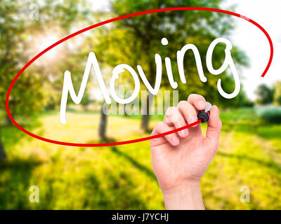L'uomo la scrittura a mano in movimento con il pennarello nero su schermo visivo. Isolato su sfondo. Business, tecnologia internet concetto. Stock Photo Foto Stock