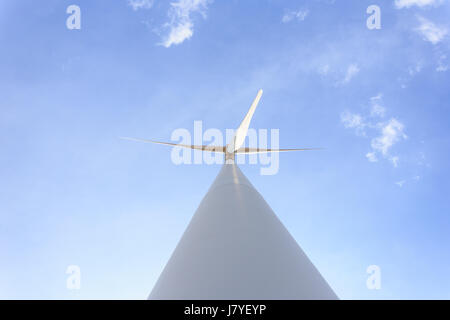 Wind turbines farm su per la collina. La generazione di energia elettrica in Thailandia Foto Stock