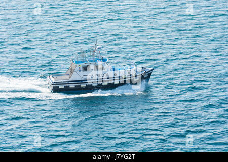 Abstract e guida concettuale. Un pilota di barca in mare. Un pilota di barca è un tipo di imbarcazione utilizzata per il trasporto dei piloti marittimi tra la terra e la inbound o unità organizzativa Foto Stock