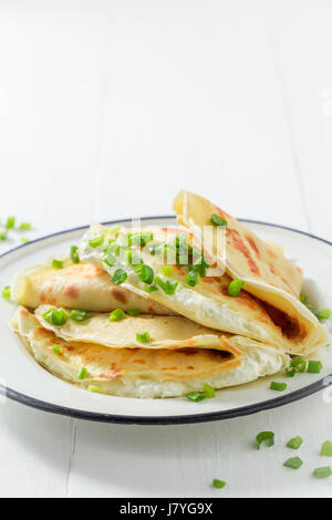 Deliziosi Pancake con ricotta e erba cipollina Foto Stock