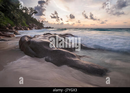 Formazione di roccia sulla spiaggia di Anse Georgette, Praslin, Oceano Indiano, Seicelle Foto Stock