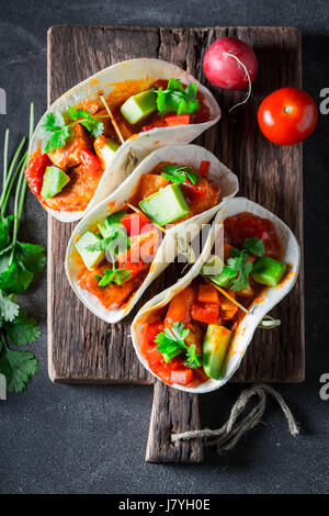 Deliziosi tacos con salsa piccante e di coriandolo fresco Foto Stock