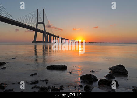 Dal ponte Vasco da Gama sul fiume Tago, tramonto, Lisbona, Portogallo Foto Stock