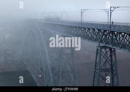 Ponte Ponte Dom Luís i sopra il Douro, meteo nebbia, Porto, Portogallo Foto Stock