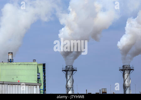 Alta bianco vapore industriale in fabbrica sul cielo blu Foto Stock