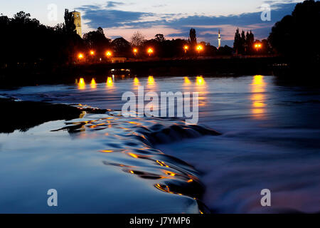 Crepusillato sul fiume una a Bihać, Bosnia ed Erzegovina Foto Stock