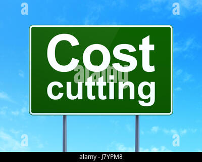 Il concetto di business: taglio di costo sul cartello stradale sullo sfondo Foto Stock